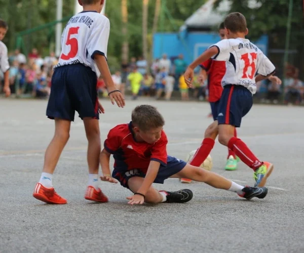 Dzieci grające w piłkę